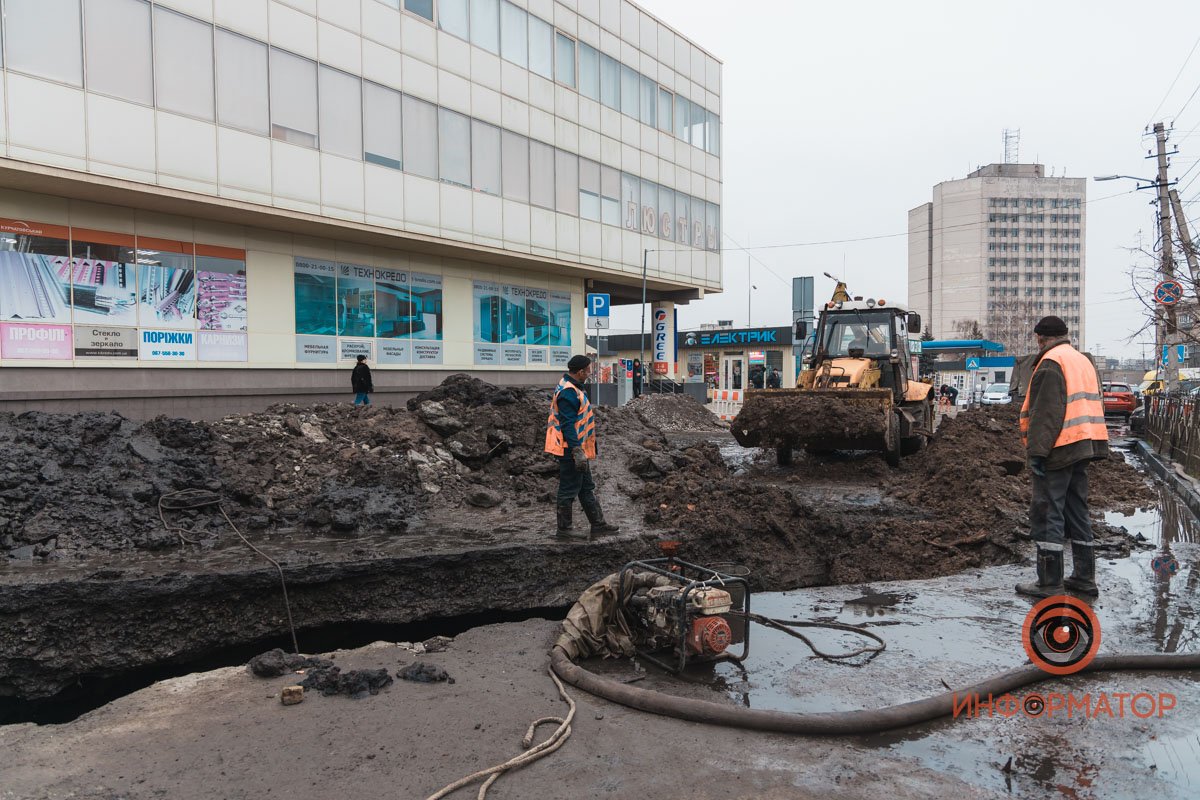 Из-за работ проезд по Ярмарочному спуску пришлось перекрыть Из-за работ проезд по Ярмарочному спуску пришлось перекрыть