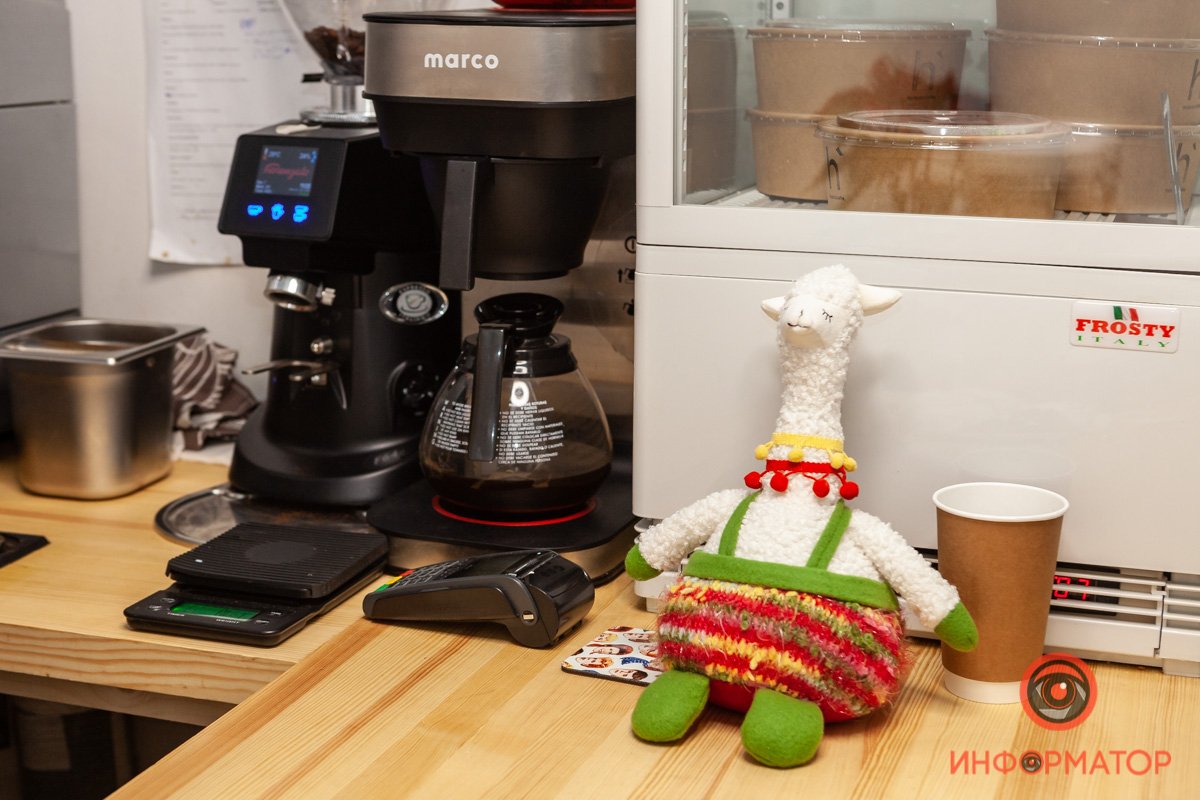 Несмотря на маленькое помещение, в кафе много аксессуаров, которые создают уют Несмотря на маленькое помещение, в кафе много аксессуаров, которые создают уют