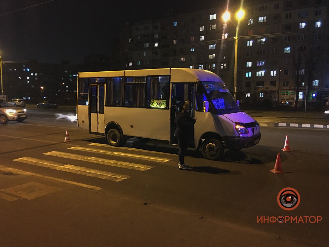 Женщина, предварительно, переходила дорогу по пешеходному переходу