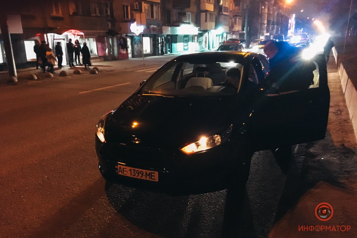 Ford ехал вверх по проспекту Ford ехал вверх по проспекту