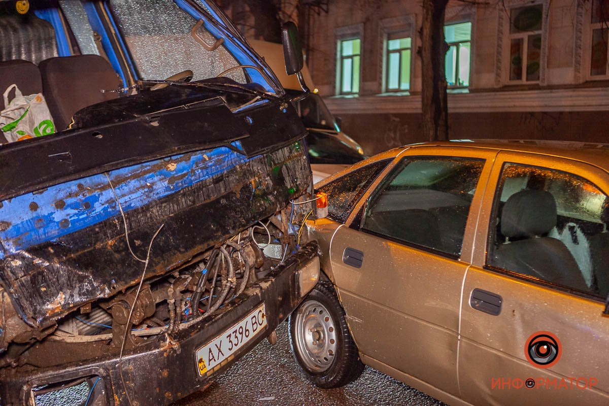 FAW остановился после удара в Opel