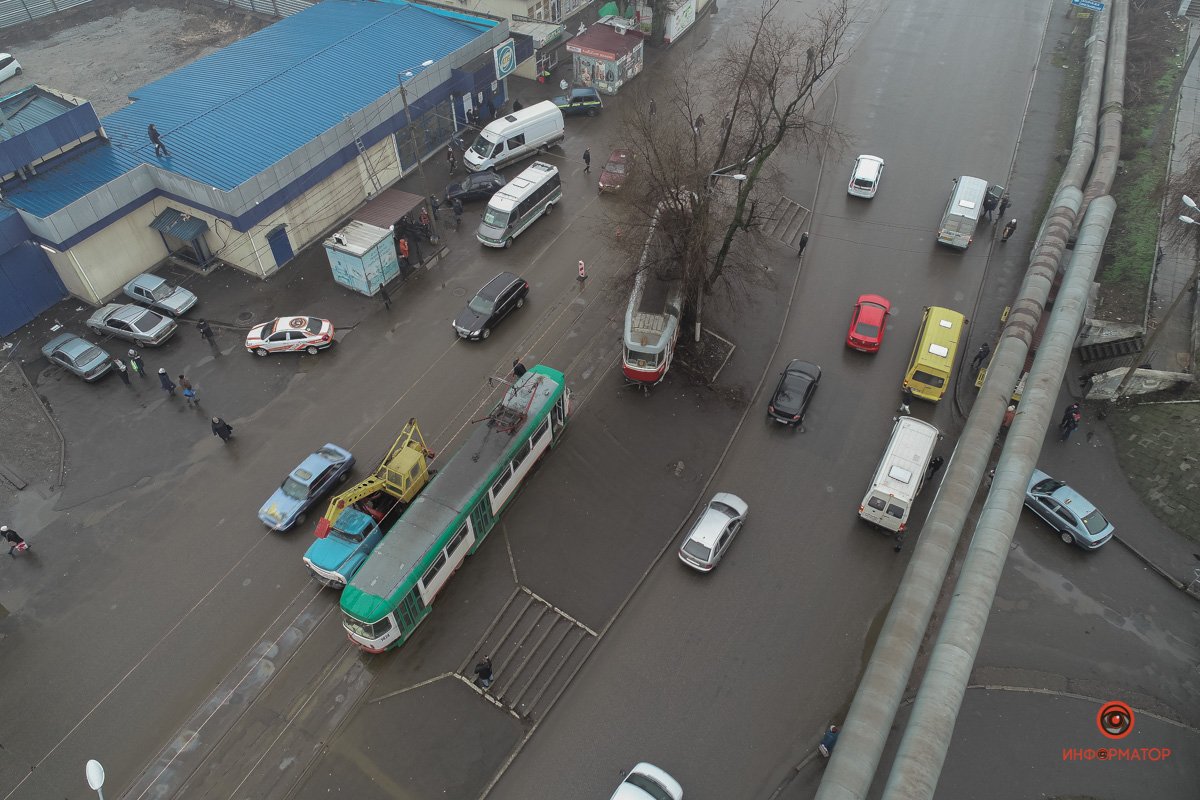 Пассажиров электротранспорта высадили, многие добирались до Правого берега пешком