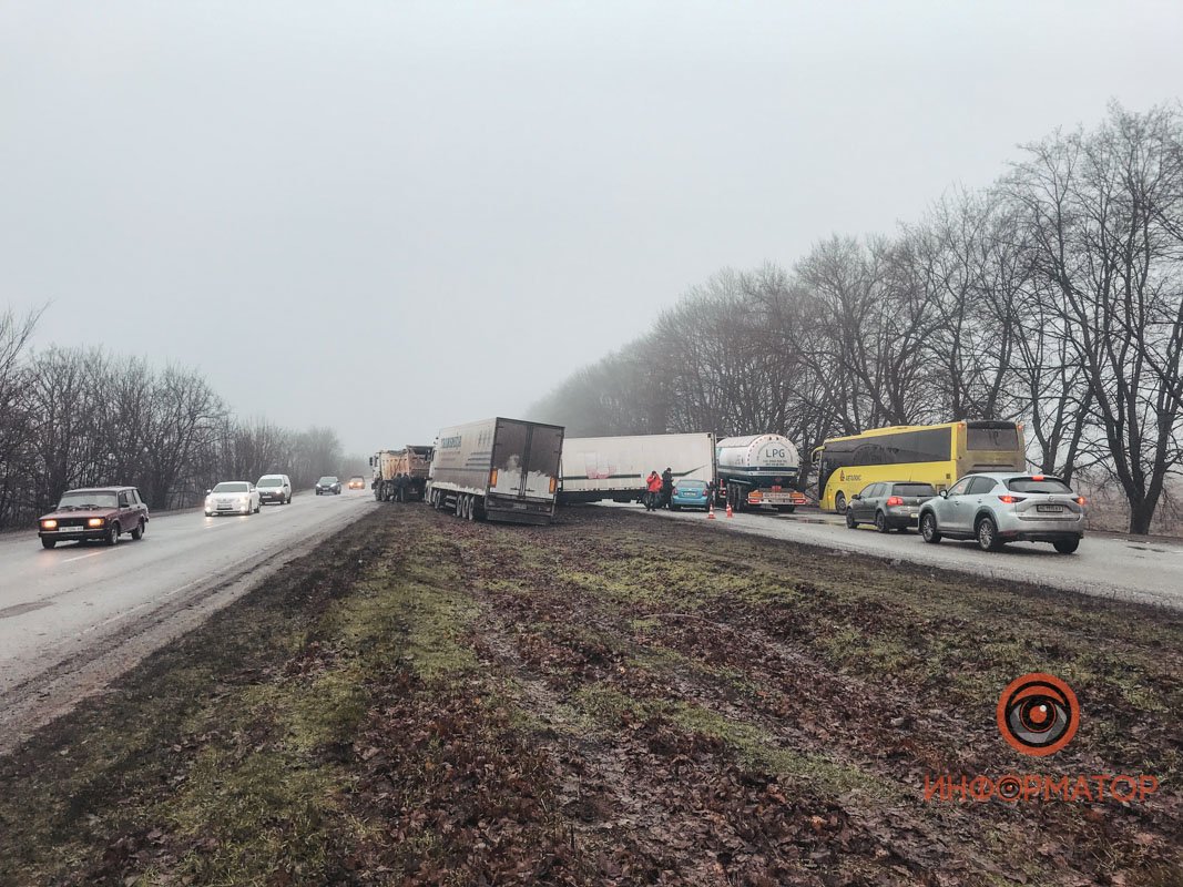 На Криворожской трассе произошли 3 аварии На Криворожской трассе произошли 3 аварии