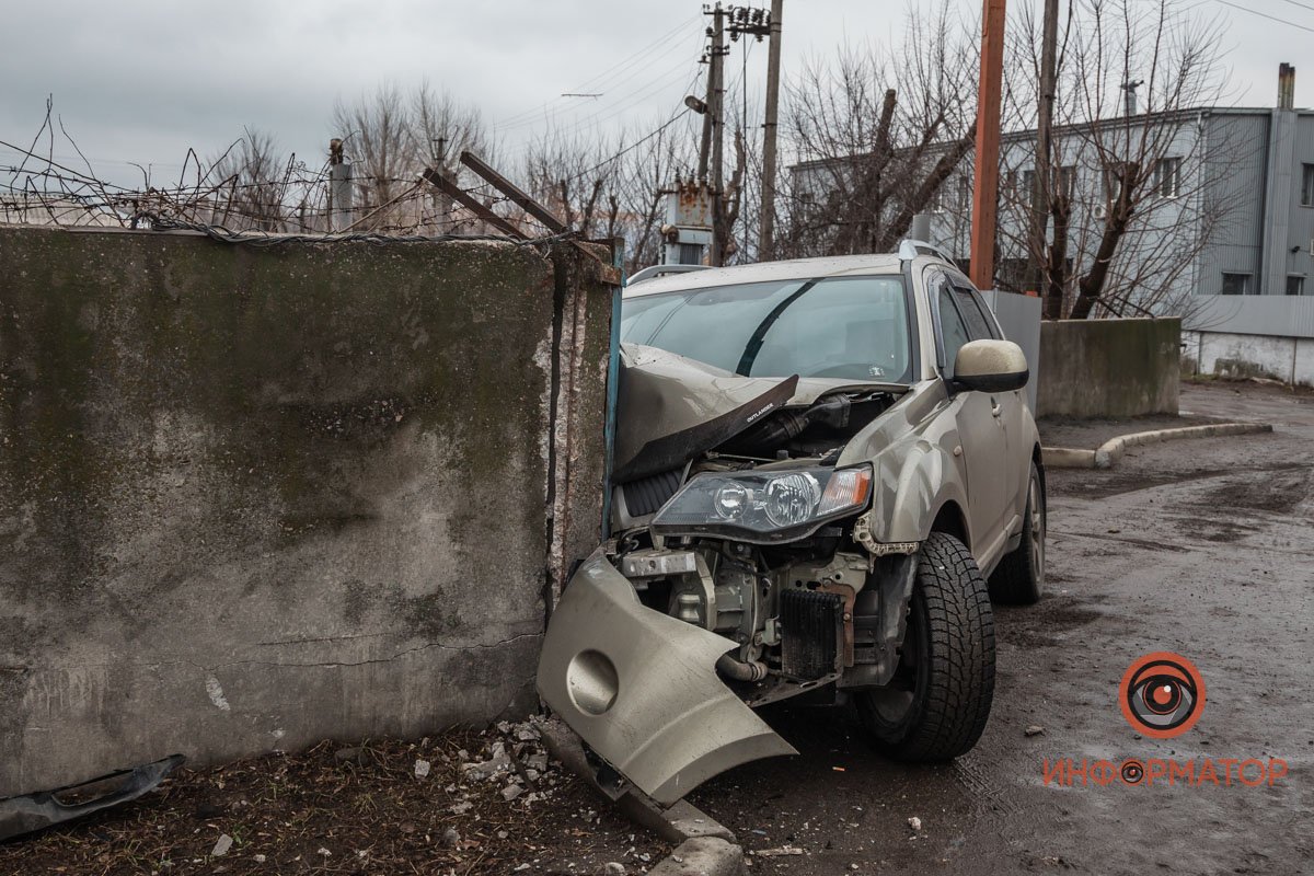 Автомомбиль влетел в забор Автомомбиль влетел в забор