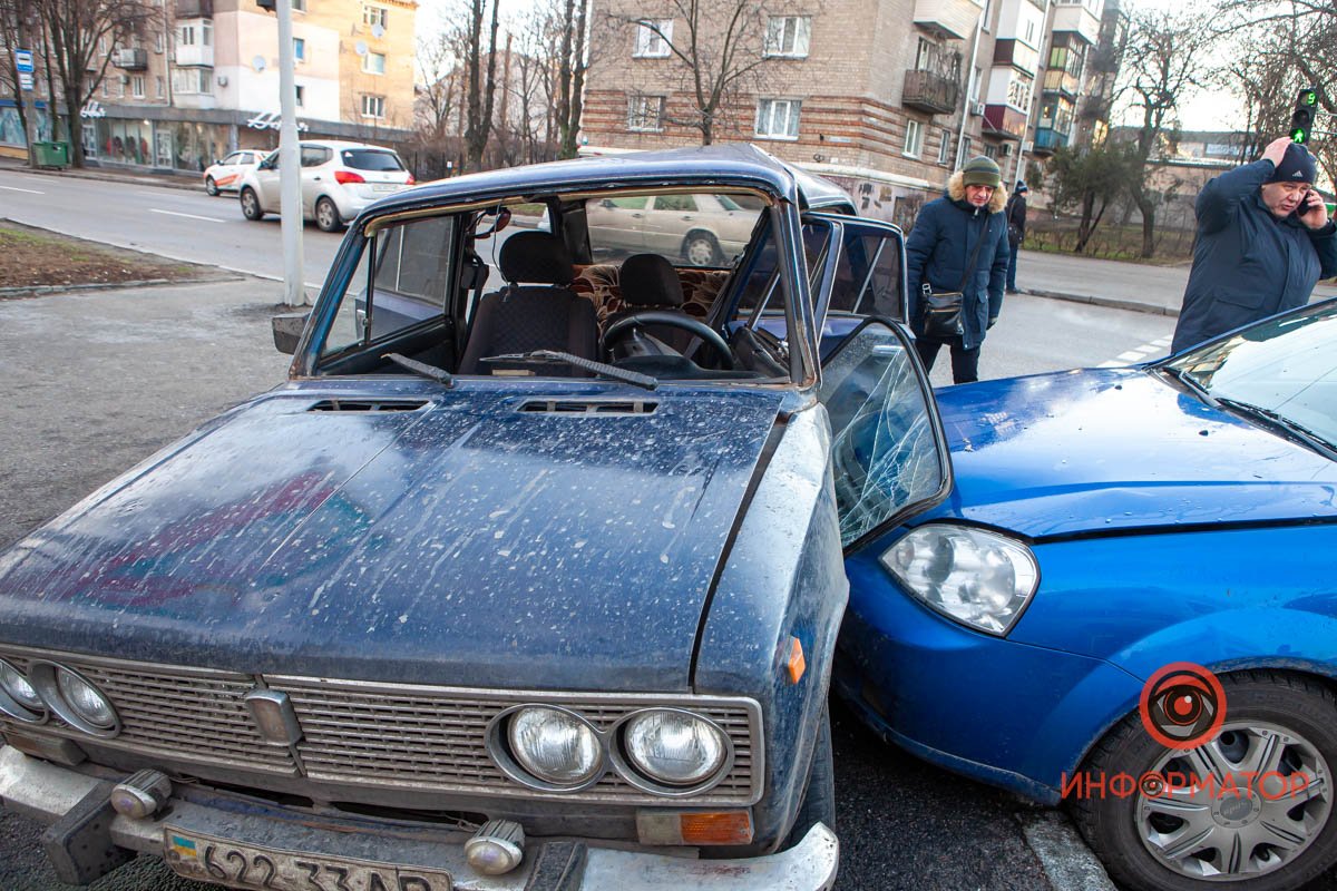 Водителя ВАЗ госпитализировали в 16-ую больницу