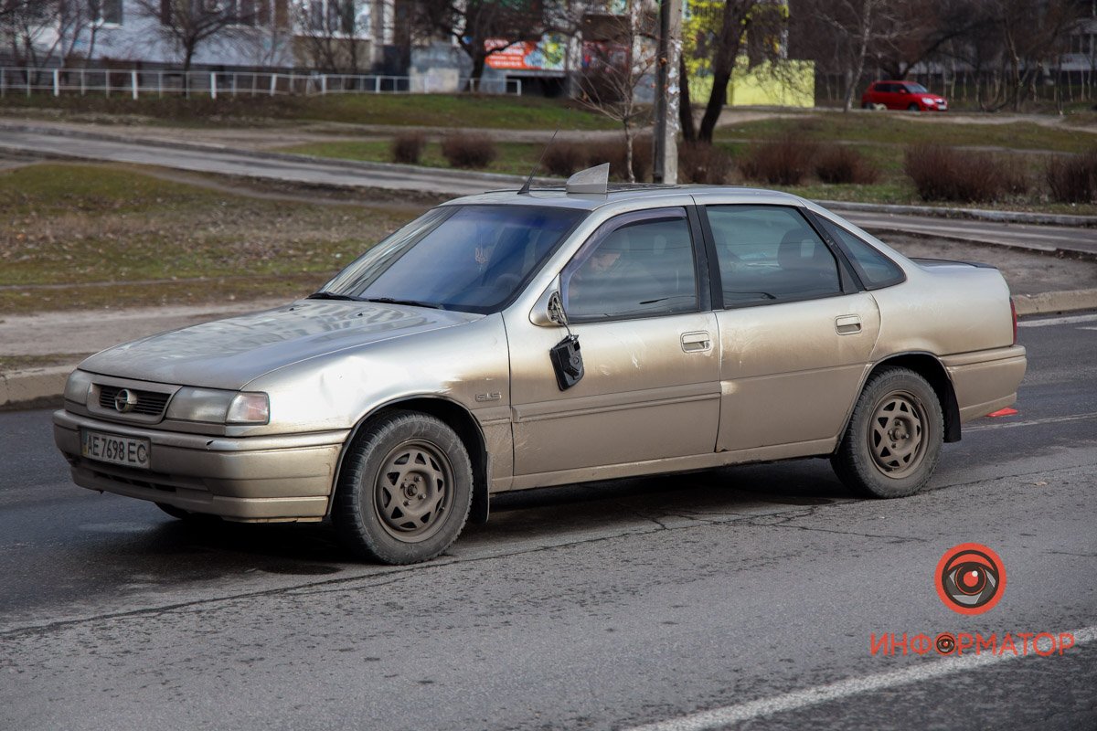 В Днепре на Донецком шоссе Opel зацепил девушку, которая шла по пешеходному переходу: пострадавшую забрала скорая 1