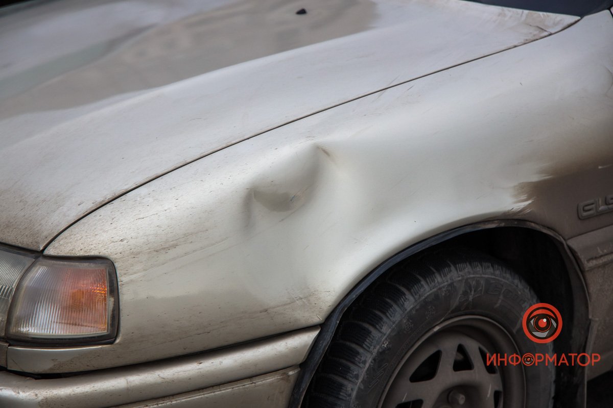 В Днепре на Донецком шоссе Opel зацепил девушку, которая шла по пешеходному переходу: пострадавшую забрала скорая 2