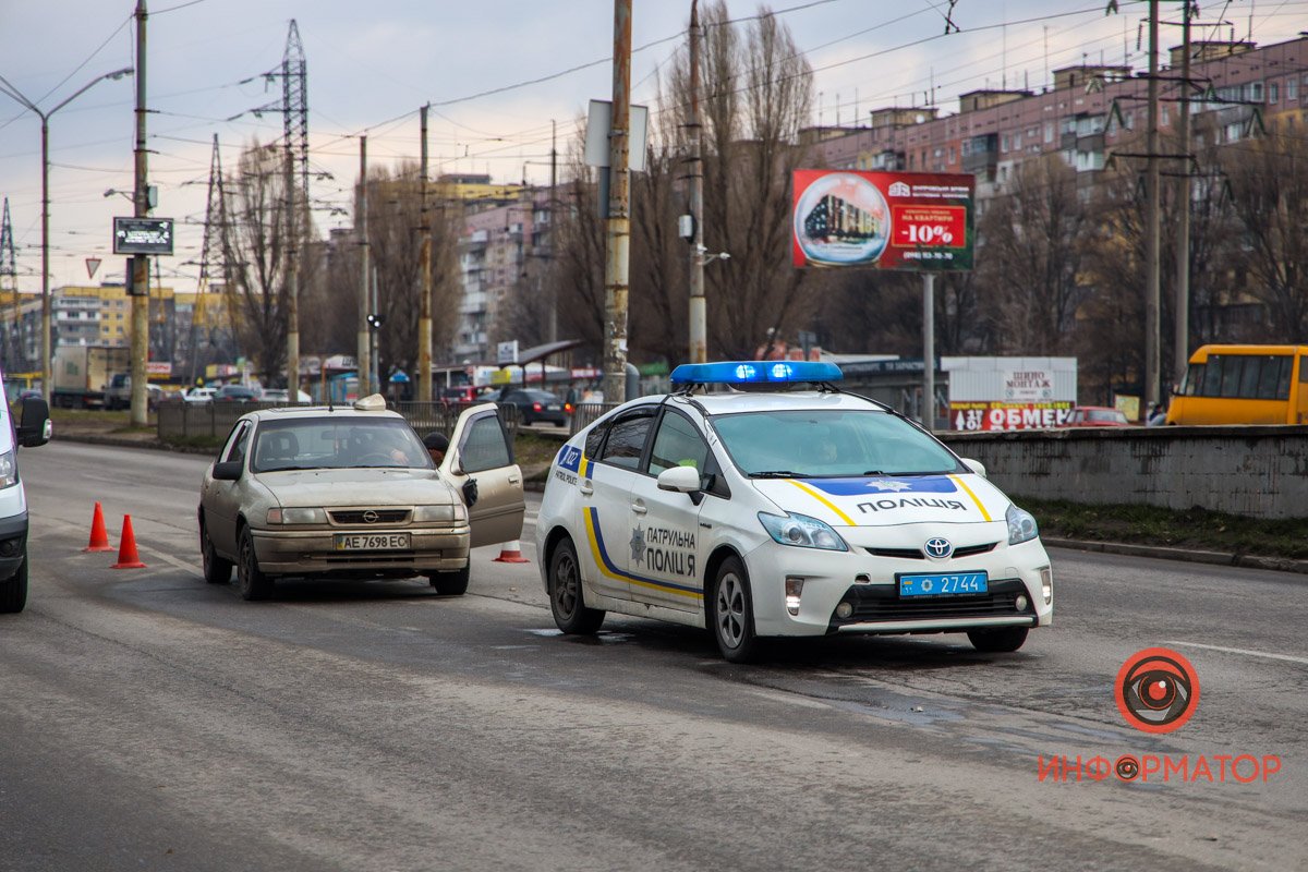 В Днепре на Донецком шоссе Opel зацепил девушку, которая шла по пешеходному переходу: пострадавшую забрала скорая 3