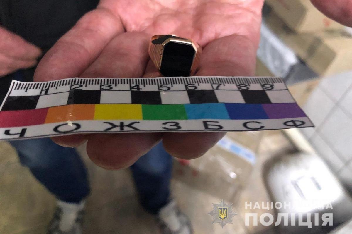 Мужчины заказали золотое кольцо в интернет-магазине и попросили отправить его на адрес почтой Мужчины заказали золотое кольцо в интернет-магазине и попросили отправить его на адрес почтой