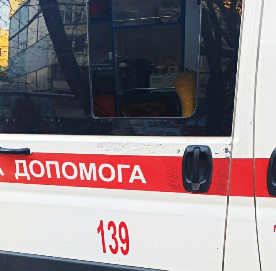 Неизвестные разбили стекло и украли из машины диагностическое оборудование и забрали сумку-укладку с лекарствами Неизвестные разбили стекло и украли из машины диагностическое оборудование и забрали сумку-укладку с лекарствами