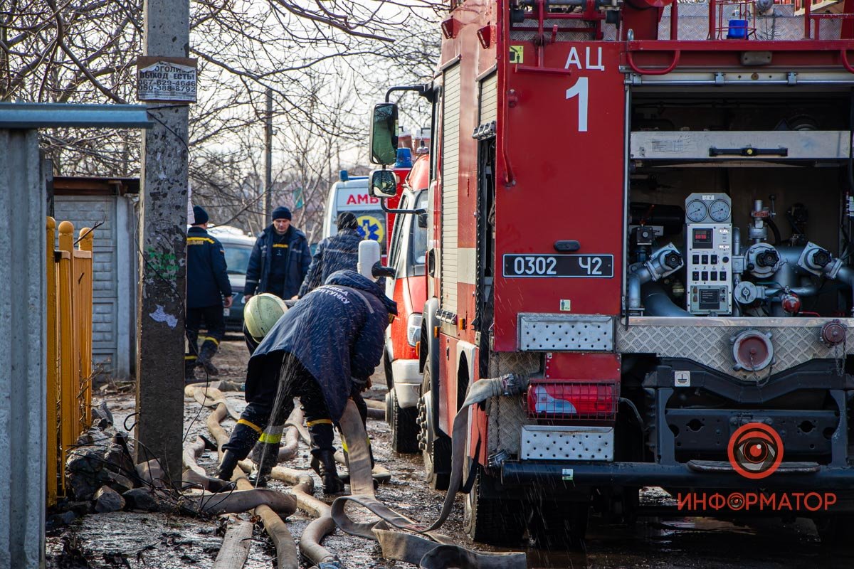 В Днепре на Дегтярева сгорел дом 5