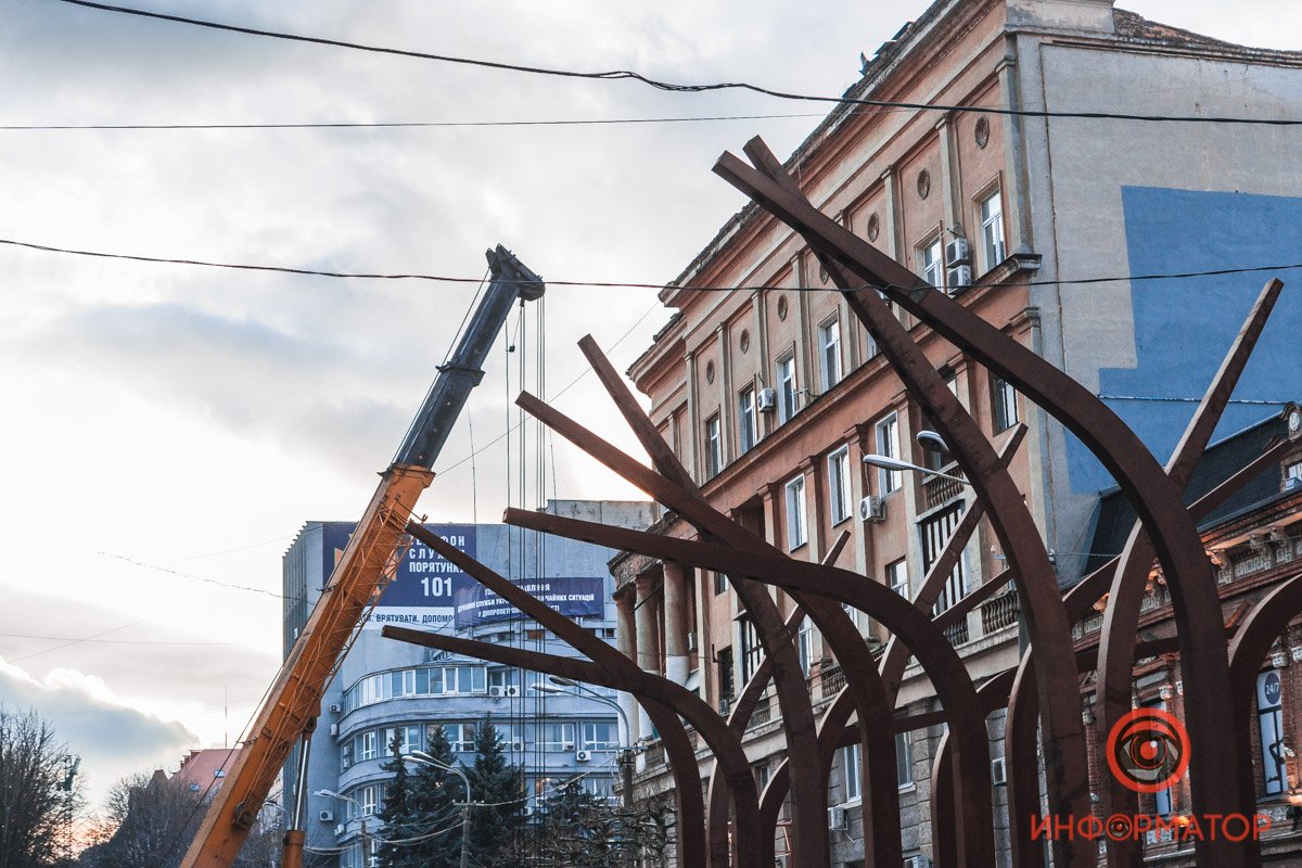 Коммунальщики начали устанавливать фонарные столбы Коммунальщики начали устанавливать фонарные столбы