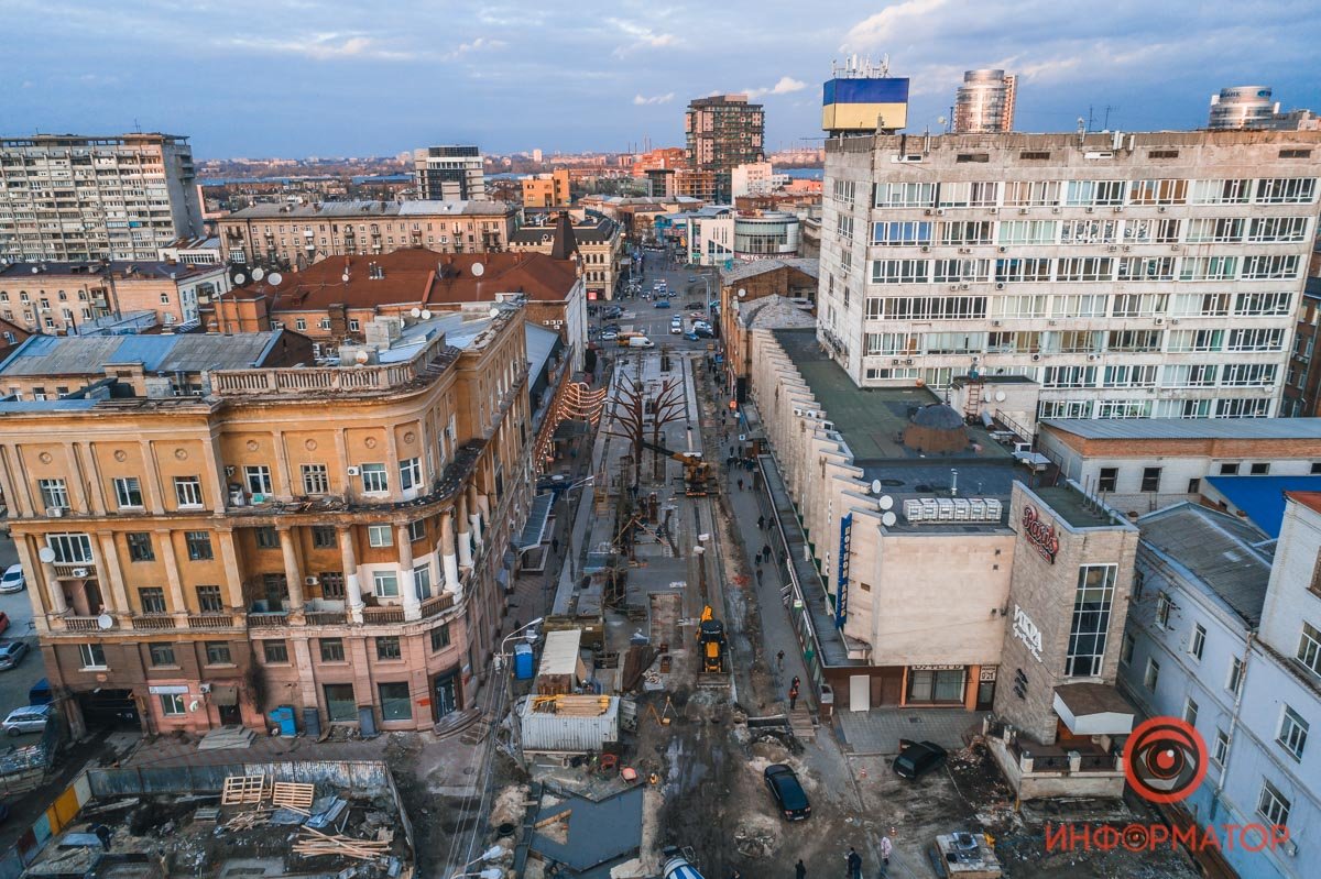 Несмотря на весь негатив, коммунальщики продолжают работать, стараясь выполнить все так, как задумано по проекту Несмотря на весь негатив, коммунальщики продолжают работать, стараясь выполнить все так, как задумано по проекту