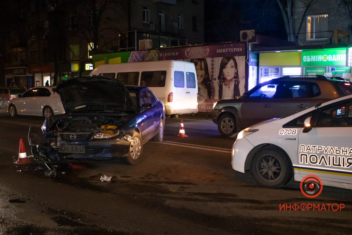 В Днепре на Титова столкнулись Mazda и Nissan: водитель сбежал с места аварии 1