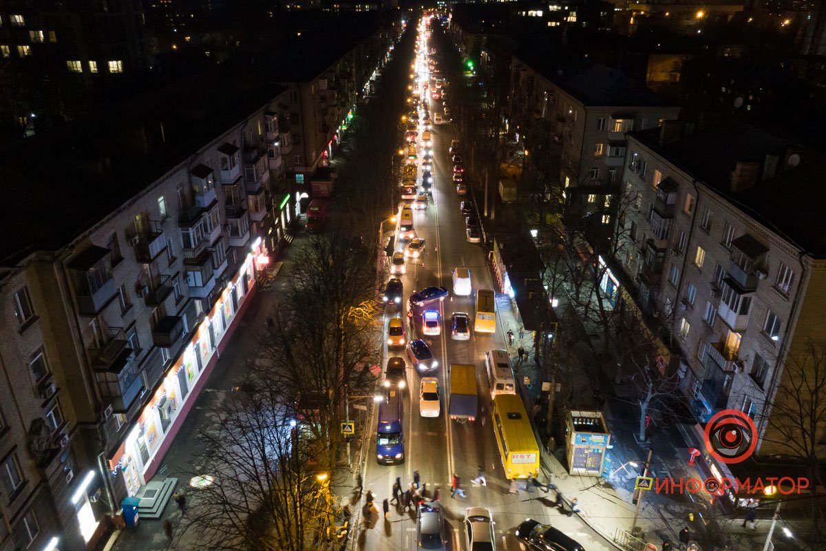 В Днепре на Титова столкнулись Mazda и Nissan: водитель сбежал с места аварии 2