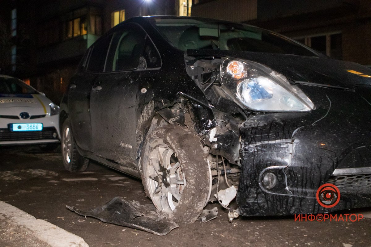 В Днепре на Титова столкнулись Mazda и Nissan: водитель сбежал с места аварии 3