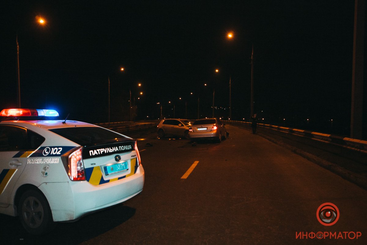 Машины заняли всю проезжую часть Машины заняли всю проезжую часть