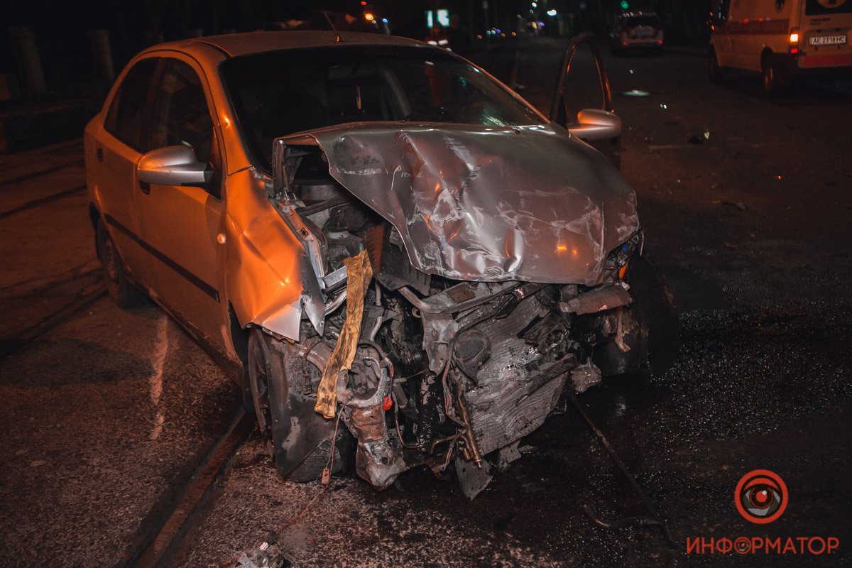 Предположительно, водитель легковушки не уступил дорогу скорой