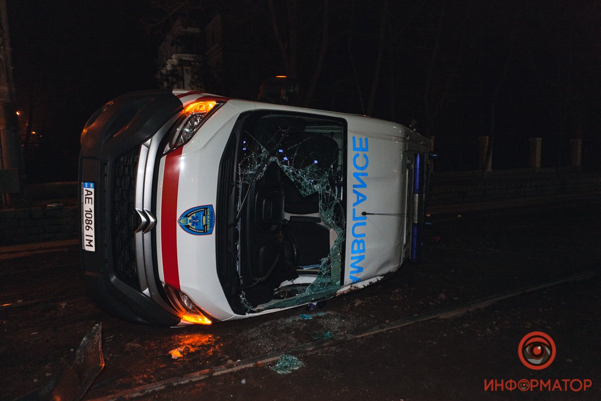 От удара скорая перевернулась