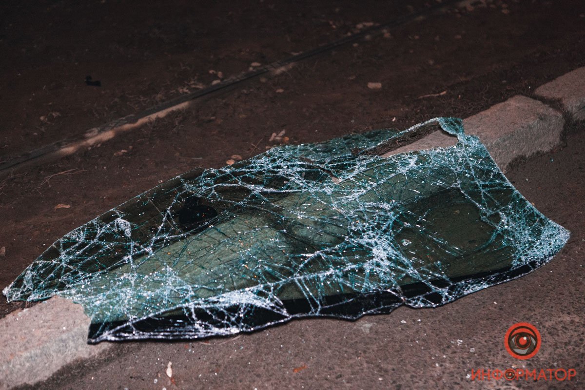 Осколки лежат по всей дороги