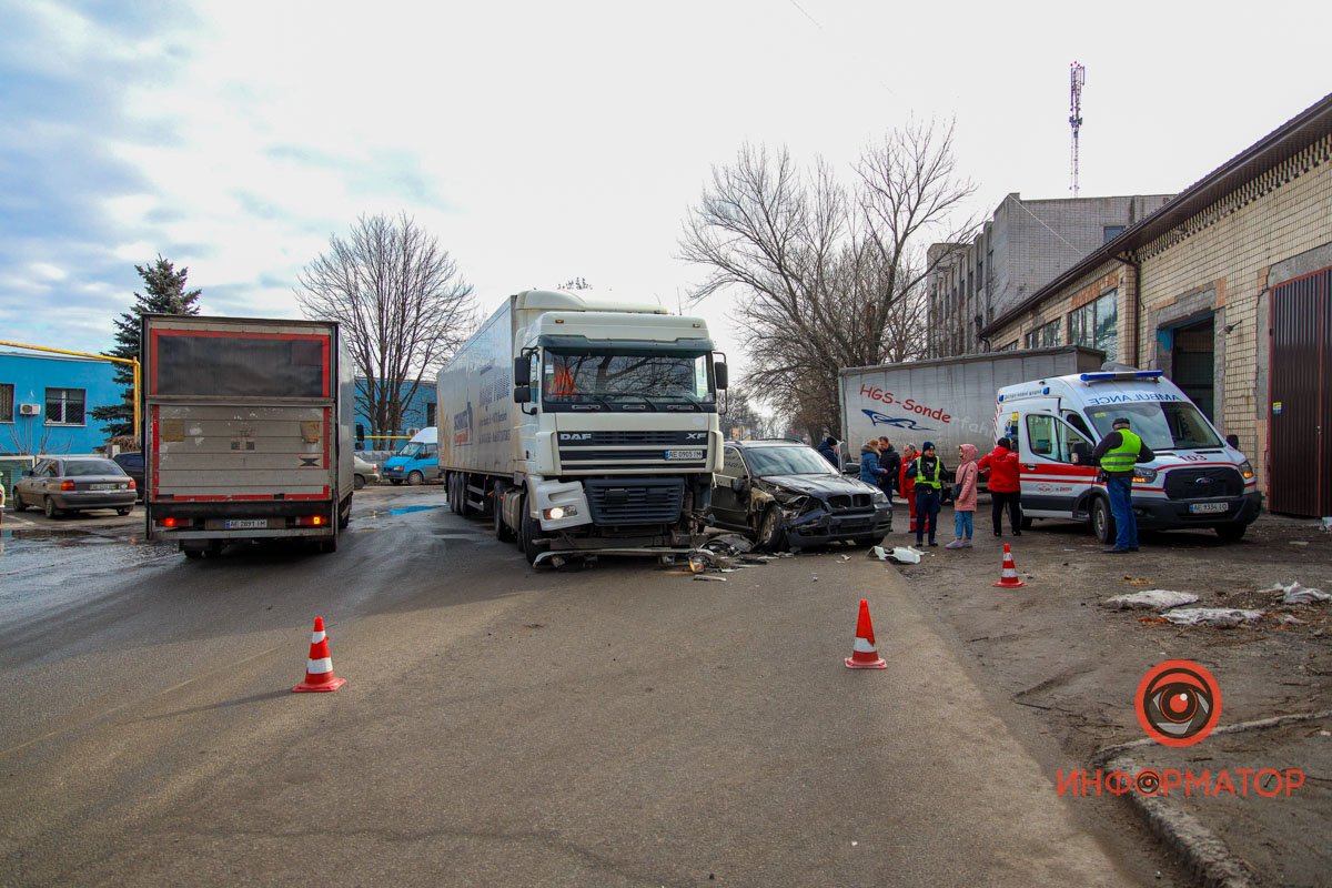 На проспекте Труда столкнулись фура DAF и BMW На проспекте Труда столкнулись фура DAF и BMW