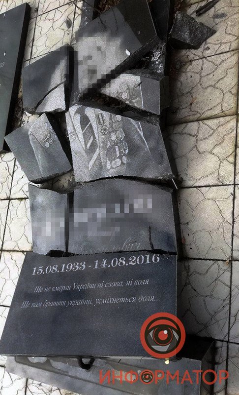 В Днепре на кладбище топтались по могилам и громили памятники 1