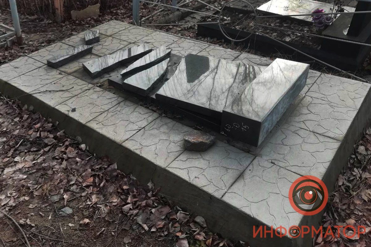 В Днепре на кладбище топтались по могилам и громили памятники 2