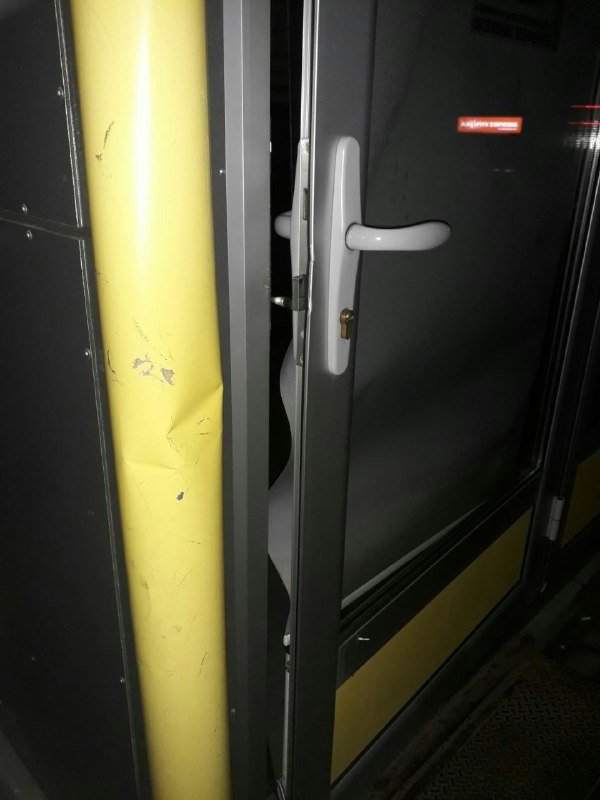 Воры взломали двери и украли колбасу Воры взломали двери и украли колбасу