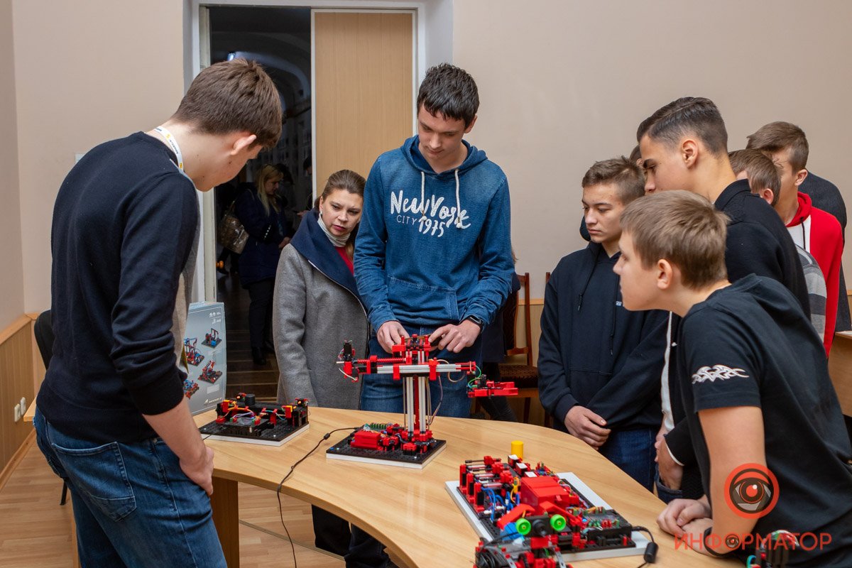В Днепре Interpipe и "Днепровская политехника" начали третий сезон обучения мехатронике для школьников 5