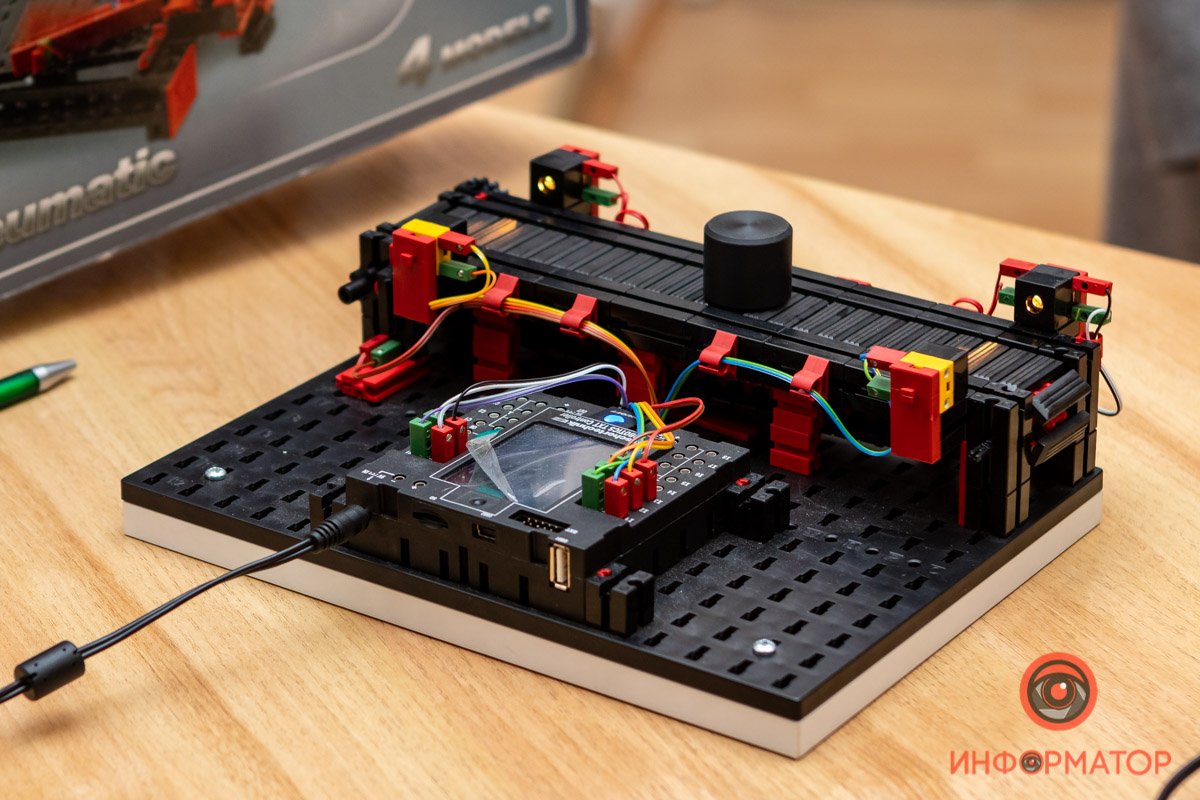 В Днепре Interpipe и "Днепровская политехника" начали третий сезон обучения мехатронике для школьников 6