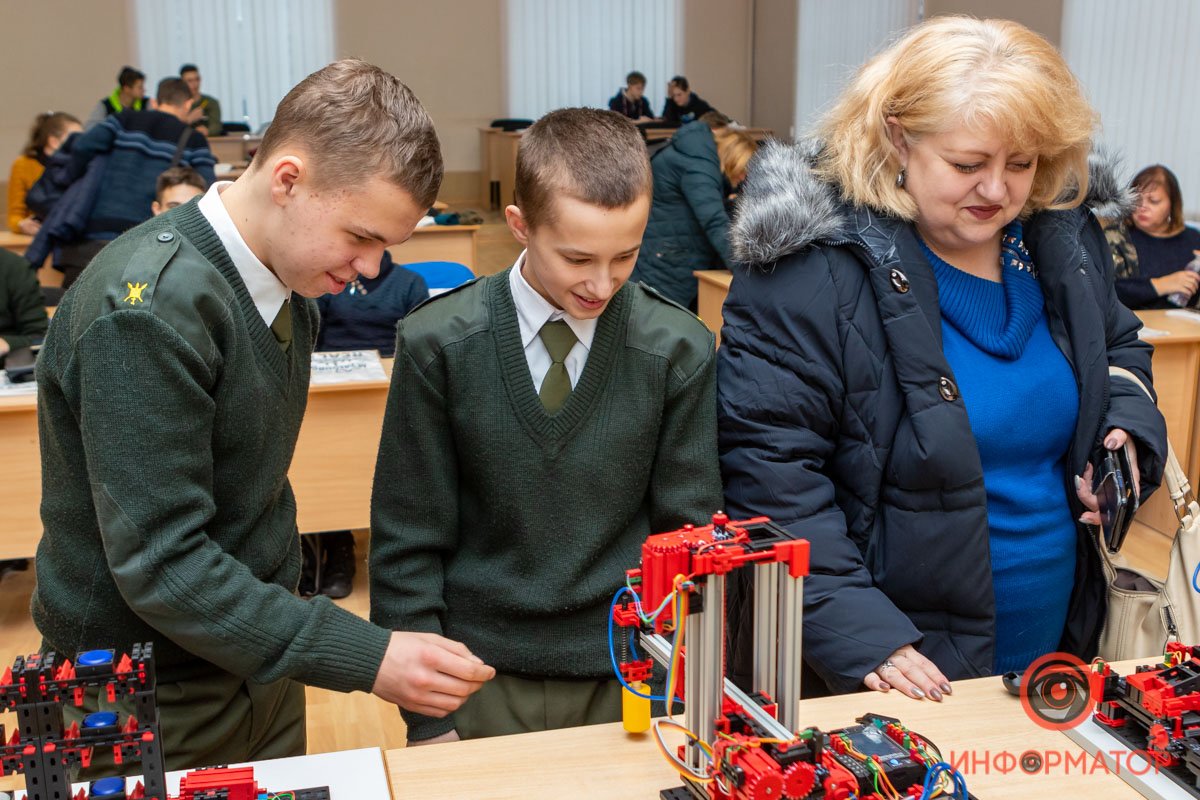 В Днепре Interpipe и "Днепровская политехника" начали третий сезон обучения мехатронике для школьников 7