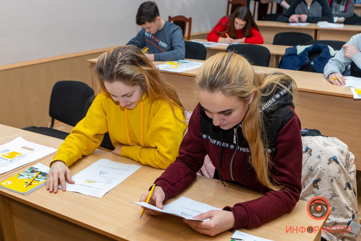 В Днепре Interpipe и "Днепровская политехника" начали третий сезон обучения мехатронике для школьников 8