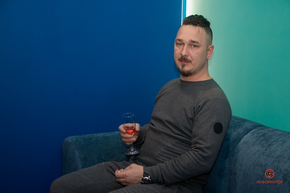 Гостей угощали шампанским