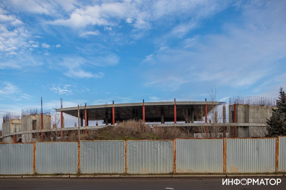 Арену оградили забором
