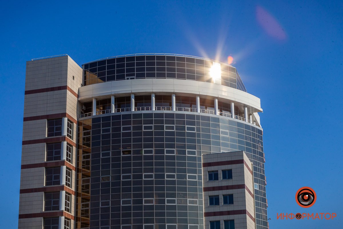 Передает "привет" солнечными зайчиками Передает "привет" солнечными зайчиками