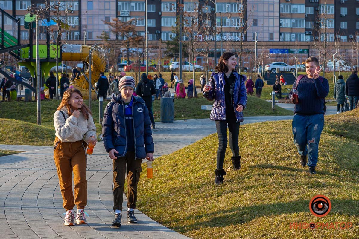 Все потихоньку снимают тонны одежды Все потихоньку снимают тонны одежды