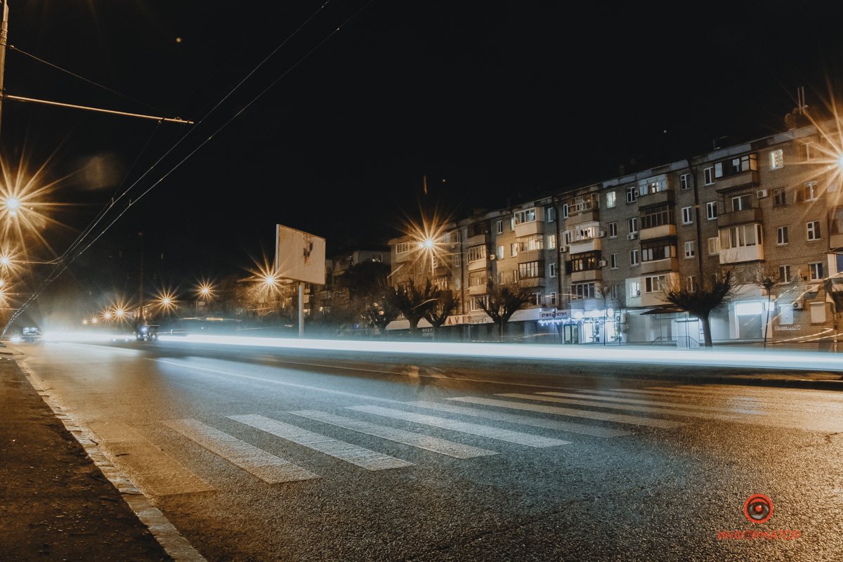 Автомобили разрезают тишину