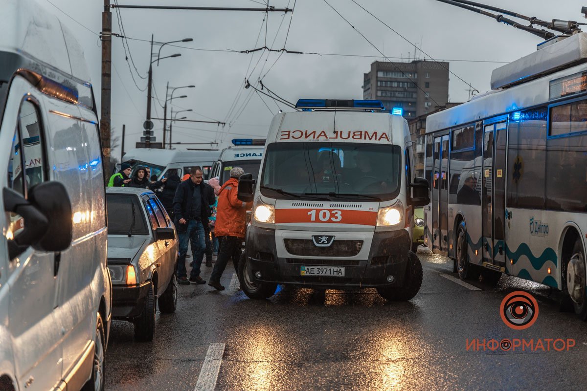 На место приехали порядка четырех бригад скорой помощи