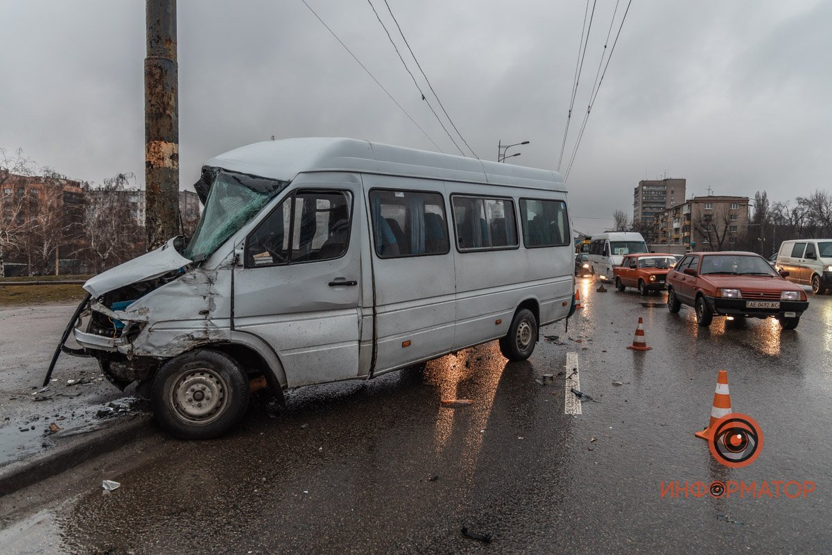 Автобус маршрута № 45 влетела в столб