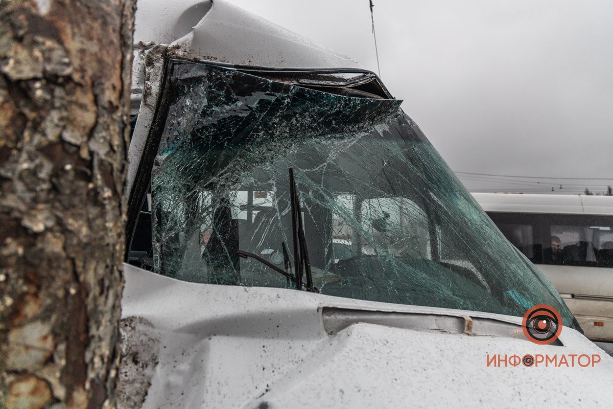 Переднюю часть маршрутки всмятку