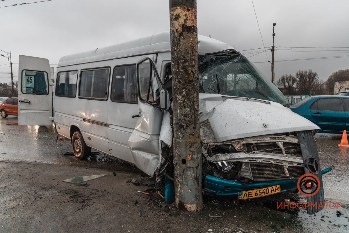 Автобус маршрута № 45 врезался в столб