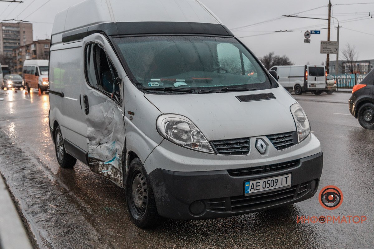 Судя по видео, водитель Renault хотел повернуть направо со второго ряда