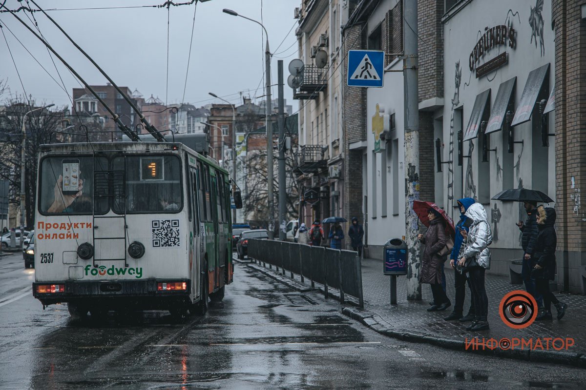 В ожидании спасительного троллейбуса В ожидании спасительного троллейбуса