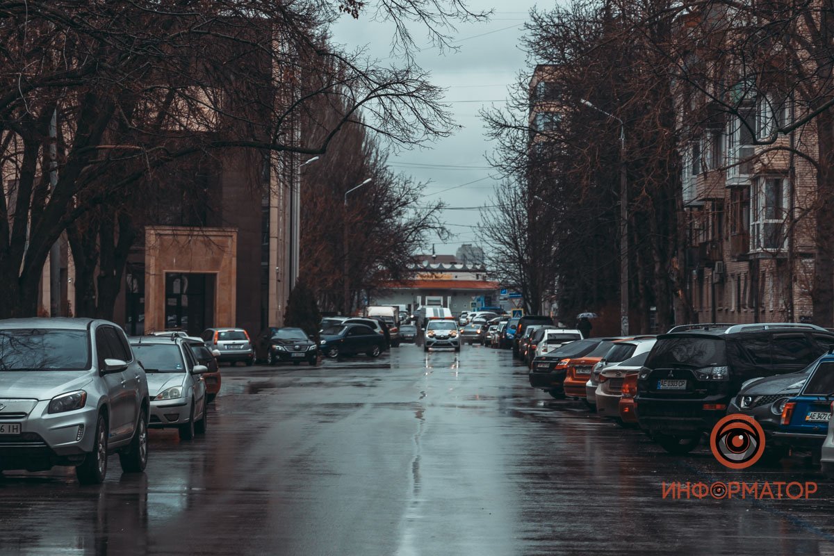 Парковки все рано полны машин, хоть на улице и слякоть Парковки все рано полны машин, хоть на улице и слякоть