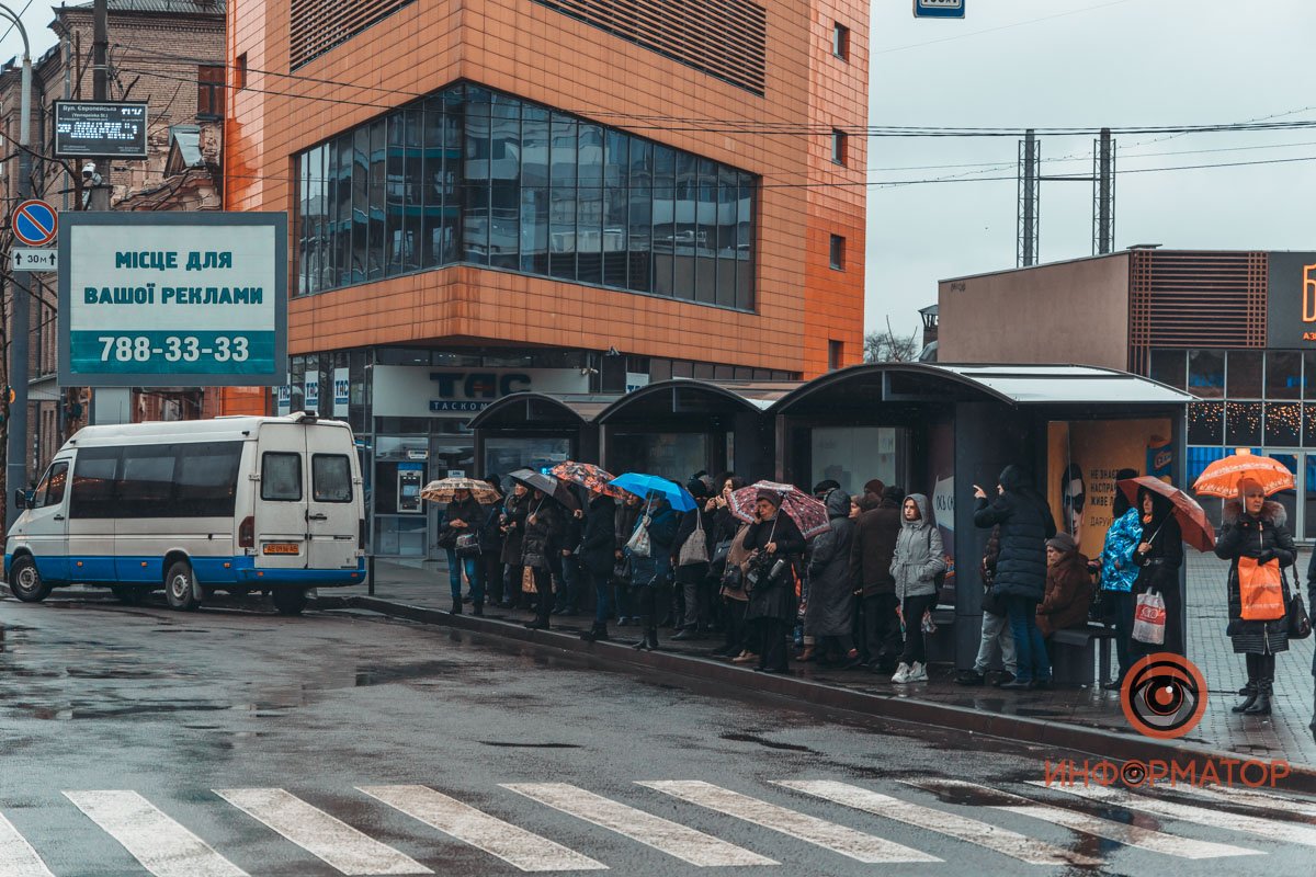 Будто птенцы под крылом ласточки, все теснятся под навесом Будто птенцы под крылом ласточки, все теснятся под навесом