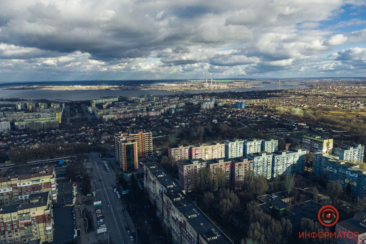 хотя тучи все еще грозят осадками