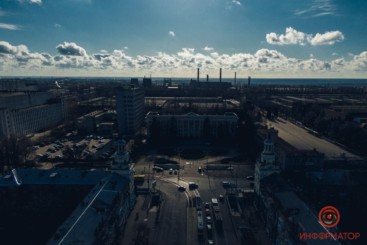 В тени кромки облаков кажутся невероятно светлыми
