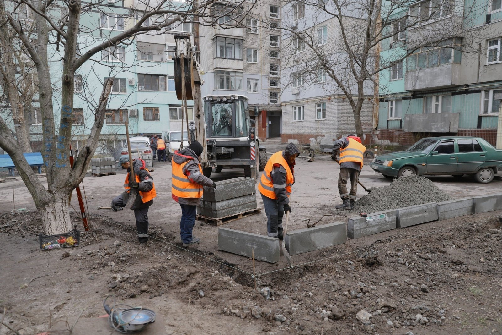 В разных районах города работают 10 бригад ремонтников