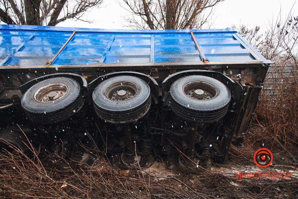 В Днепре возле Metro перевернулась фура 4