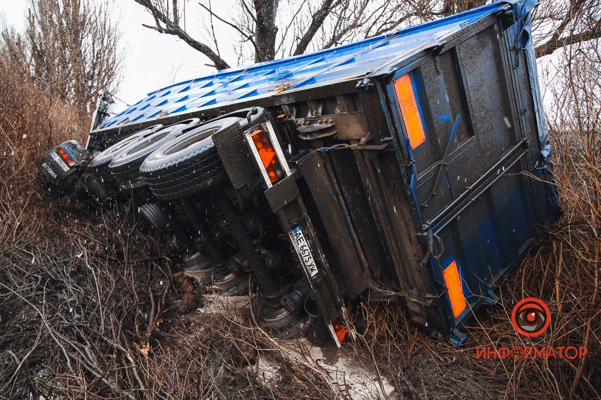 Поднимать фуру будут с помощью крана